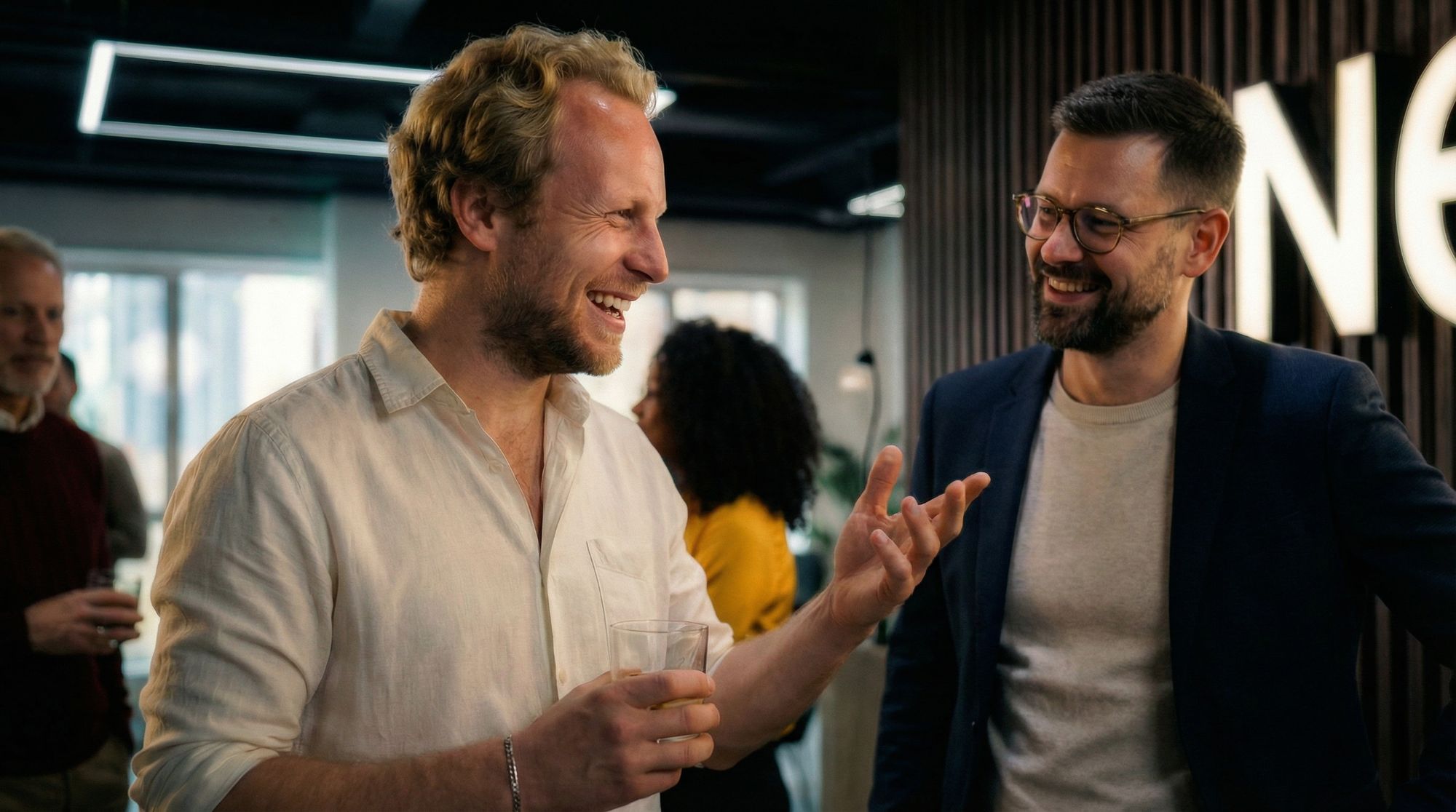 Twee mannen in een ontspannen, lachend gesprek